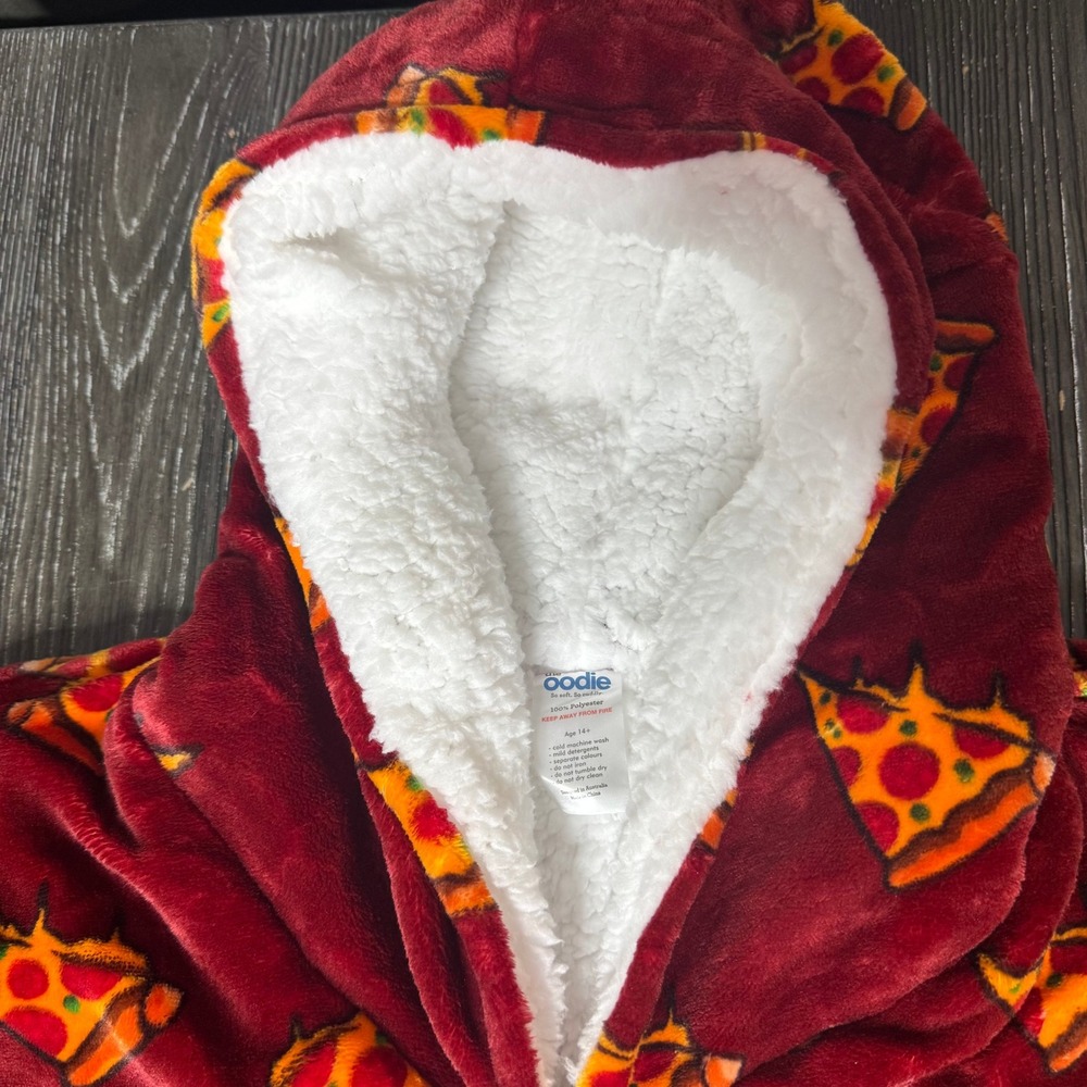 The Oodie Pizza Wearable Blanket Hoodie Adult One Size Red Sherpa NWT - Picture 2 of 10